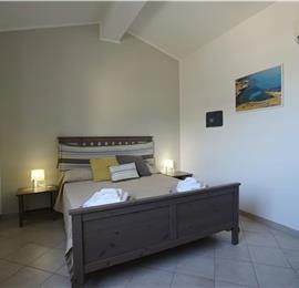 2 bedroom seaside apartments with shared pool, sleeps 4-5